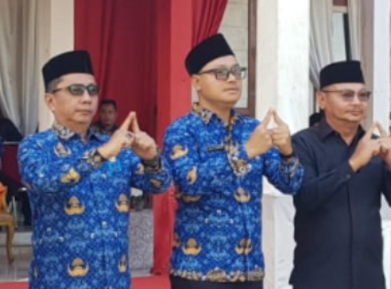 Sekda Kep.Mentawai Martinus Dahlan Kiri, Bupati DR.Rinto Wardana tengah Ketua DPRD Kep.Mentawai Ibrani Sababalat,SH kanan