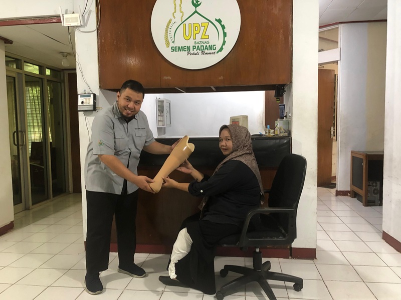 Kaki Palsu Pulihkan Harapan, UPZ BAZNAS Semen Padang Bantu Rahma Kembali Berjalan dan Produktif
