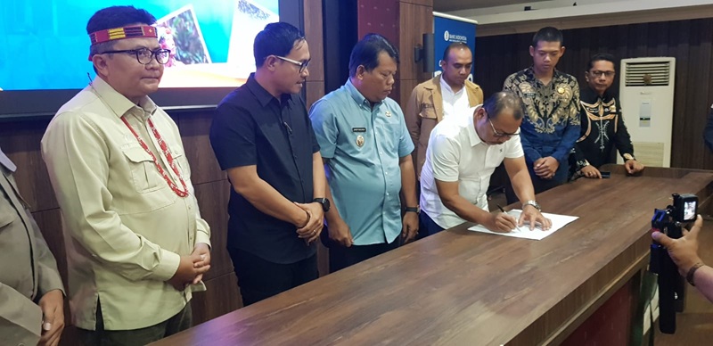 Ketua DPRD Mentawai IBRANI Sababalat SH Menandatangani Penerimaan Bantuan Genset dan Penggunaan Rupiah Sebagai Alat tukar yang sah