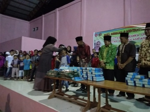 Anggota DPR-RI Dra Hj Elviana, bersama Wakil Bupati Dharmasraya H Amrizal Dt Rajo Medan, santunan kepada ratusan anak yatim di Kampus Undhari