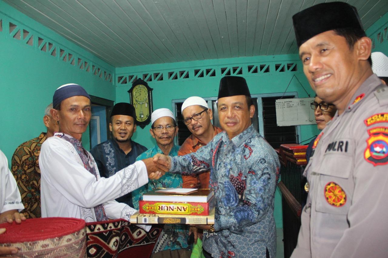 Wakil Bupati Mentawai Kortanius Sabeleake memberikan bantuan kepada pengurus Mesjid