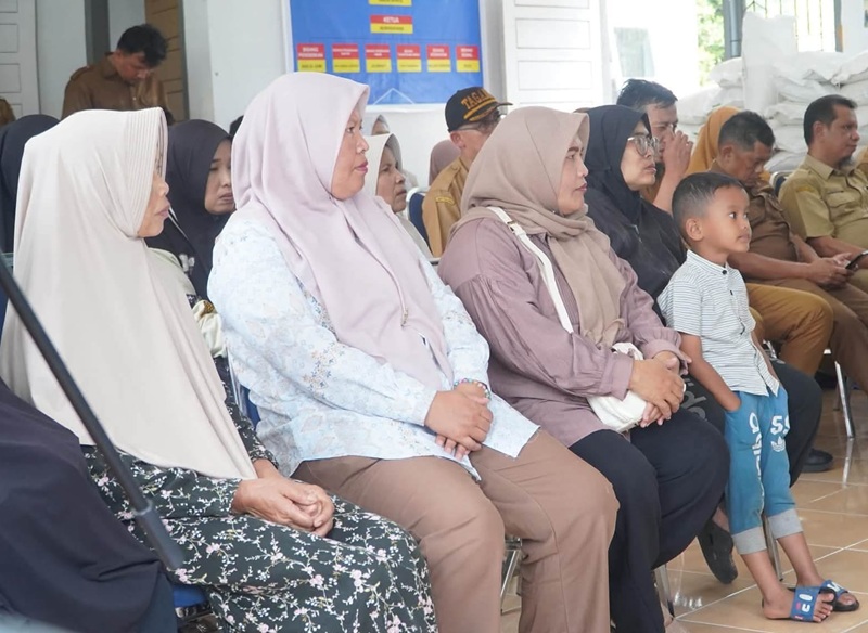 Warga penerima bantuan.