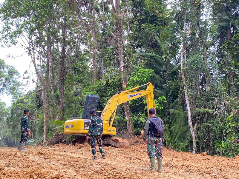 Kondisi jalan lingkar Bukit Pamewa 80% selesai pengerjaan tim satgas TMMD Ke 130 Mentawai selalu memantau di lapangan mohon doa selesai tepat waktu