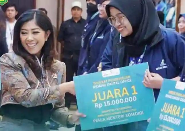 Indah Tri Wahyuni, saat menerima penghargaan dari Menkomdigi RI, Mutia Hafiz