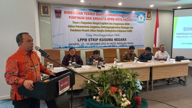 Ketua DPRD Padang Muharlion saat membuka kegiatan Bimtek anggota DPRD.