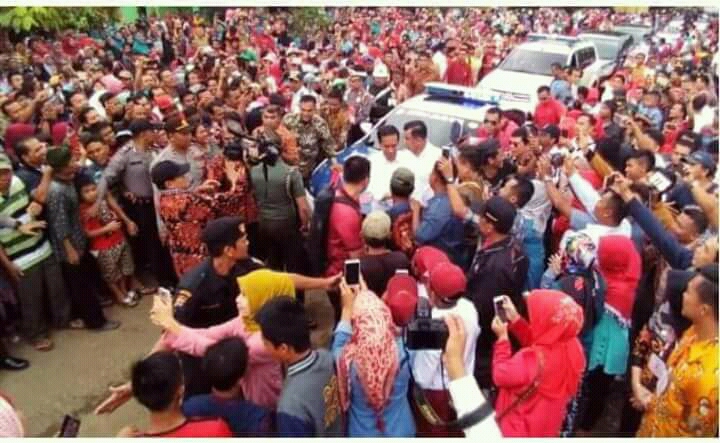 warga Dharmasraya tumpah ruan menyambut kedatangan Presiden Jokowi