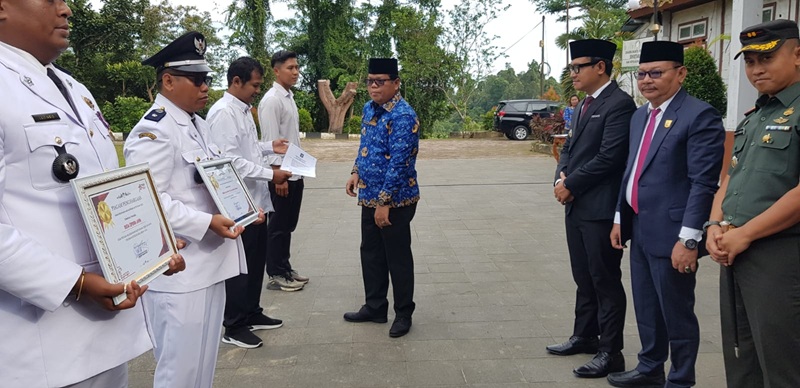 Ketua DPRD Mentawai IBRANI Sababalat SH tengah memberikan Penghargaan Kepada Kepala Desa Sidomakmur