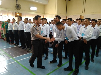 Kapolres Sijunjung, memberikan selamat kepada calon Tatruna yang akan mengikuti seleksi berikutnya
