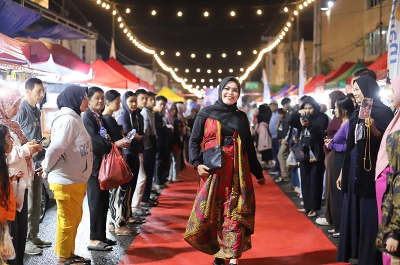 Penampilan peserta catwalk jalananan di kawasan pasar pusat Padang Panjang.