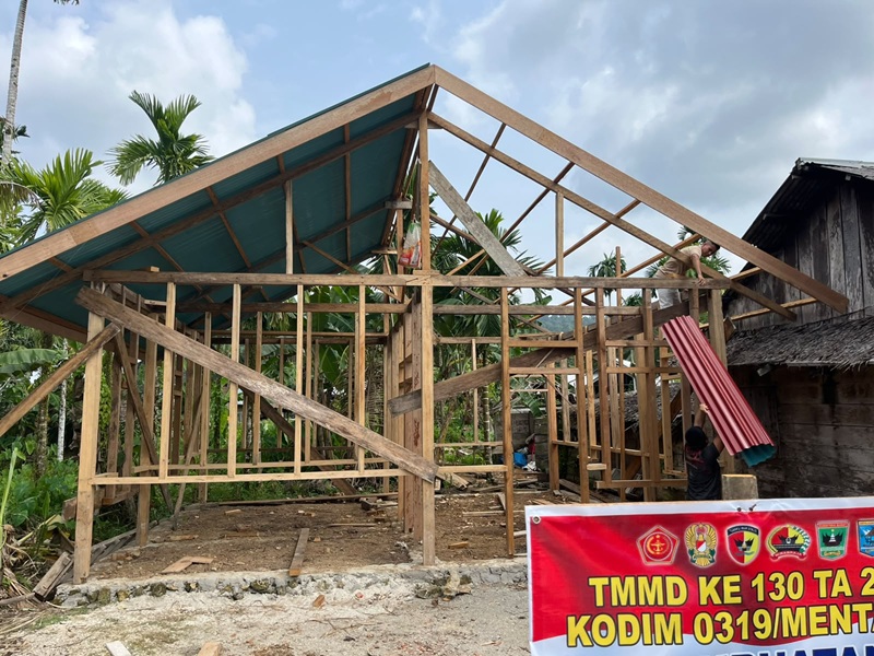 Pemasangan Atap Rumah Tidak layak huni pak Harmidi hampir selesai oleh Satgas TMMD ke 130 Mentawai 2016 di desa goisoinan