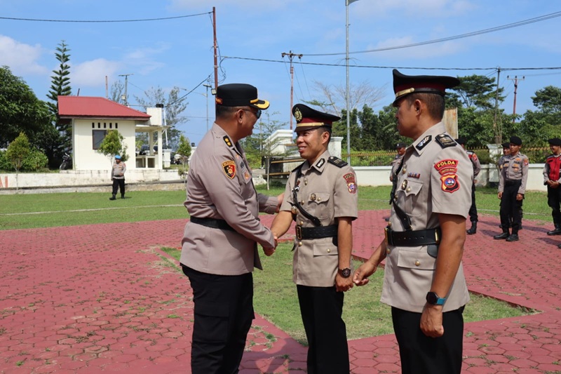 Plt.Kapolres Kep.Mentawai AKBP Nendra Madya Tias.SIK ,menyalami Kabag SDM Yqng baru Dilantik AKP.Doni Putra ,SH.MH di Lap.Mako Polres Kep.Mentawai