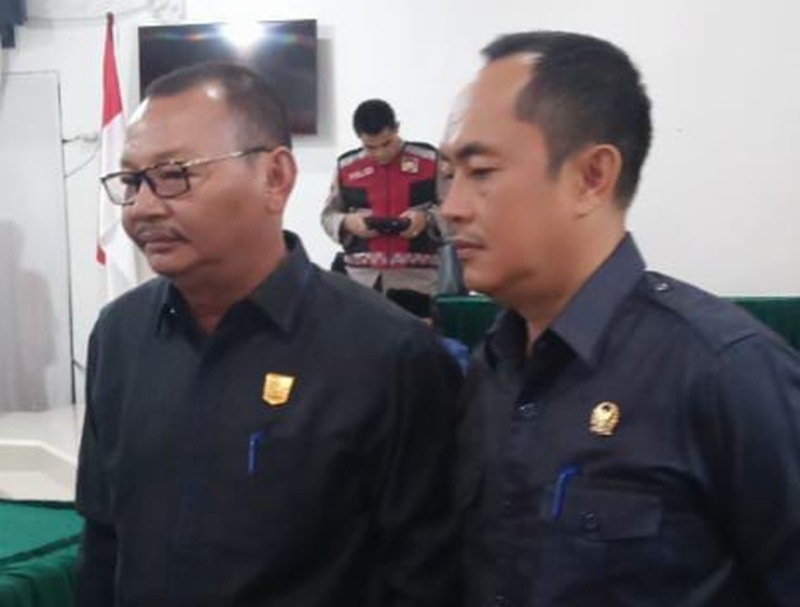 Ketua DPRD Kabupaten Kepulauan Mentawai Ibrani Sababalat,SH dan didampingi Wakil Ketua Juniarman, SH ,menerima 70 orang perwakilan masyarakat terkait perusahaan kayu PT BRN