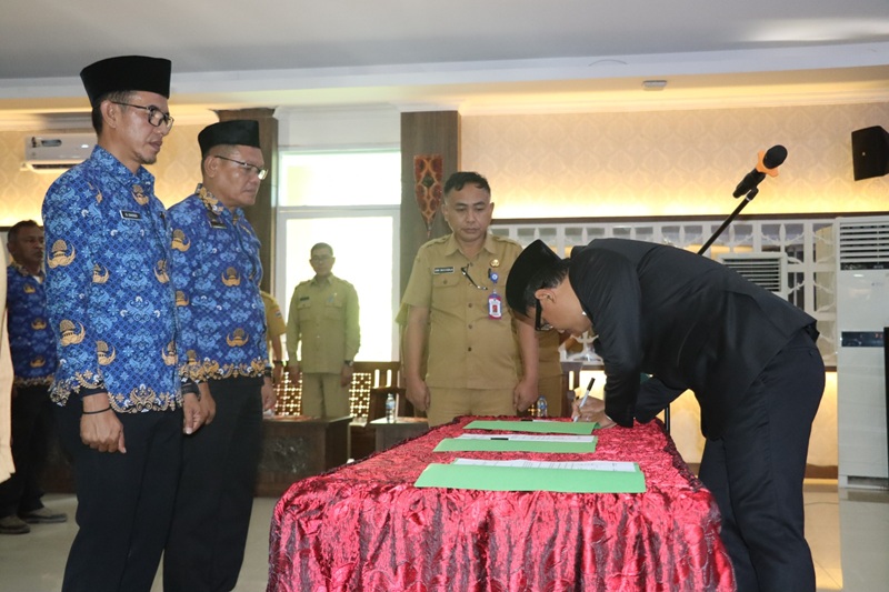 Bupati Kep.Mentawai DR.Rinto Wardana  menandatangani SK Pelantikan Pejabat struktural Eselon III dan IV