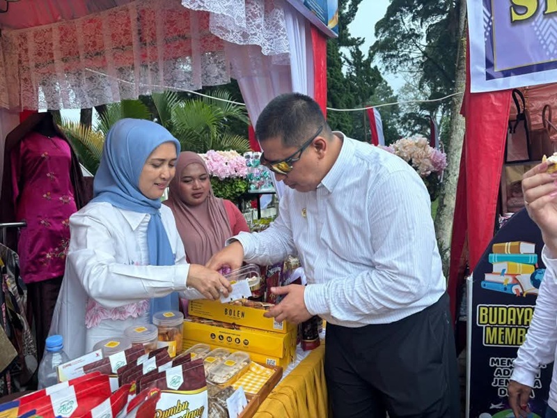 Wako Hendri saat belanja produk makanan UMKM Padang Panjang.