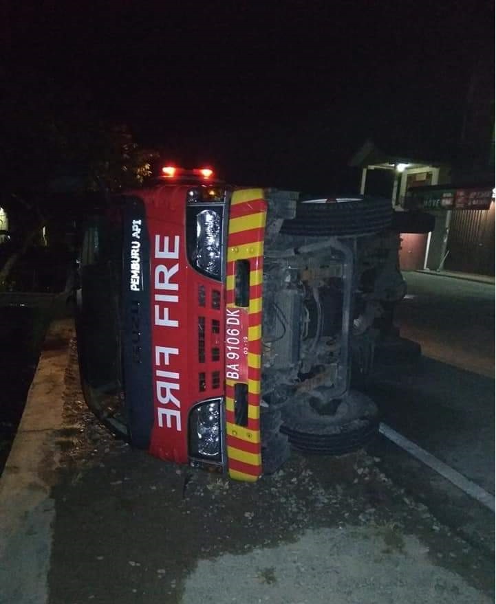 Mobil Damkar terbalik saat hendak mengejar lokasi kebakaran ruko onderdil di Rao Pasaman