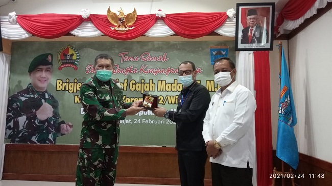 Bupati Yudas Sabaggalet bertukar Cendramata deng Komandan KOREM 023 Wirabraja Padang Brigjen TNI Arief Gajah Mada