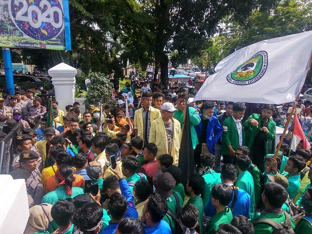 Mahasiswa yang tergabung dalam aliansi BEM se Sumatera Barat berkumpul di depan gedung DPRD Sumbar, Rabu (4/3)
