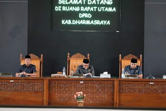 Sidang Paripurna DPRD Dharmasraya di pimpin Ketua H Masrul Maas, didampingi  Ampera Dt Labuhan Basa, Rabu (11/7)