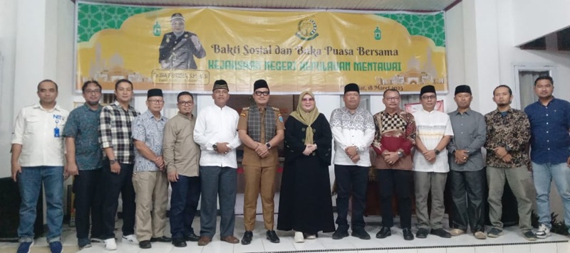 Foto bersama Acara Berbuka bersama di Kantor Kajari, Kajari Tua Peijat Kep Mentawai Ira Febrina SH, MSi (tengah kanan), Ketua DPRD Ibrani Sababalat, SH, Bupati Kep.Mentawai DR.Rinto Wardana (kanan), Wabup Kep.Mentawai Jakop Saguruk, SE