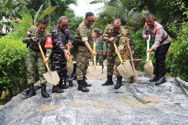 Dandim Mentawai Letkol Inf.Bambang B.H dan Bupati DR.Rinto Tuang semen di Pekerjaan ngecor jalan sepanjang 200 M didampingi Pimpinan Forkopimda Mentawai