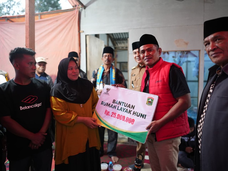 Bupati Solok Serahkan Bantuan Rumah Layak Huni kepada masyarakat Jorong Taratak Galundi
