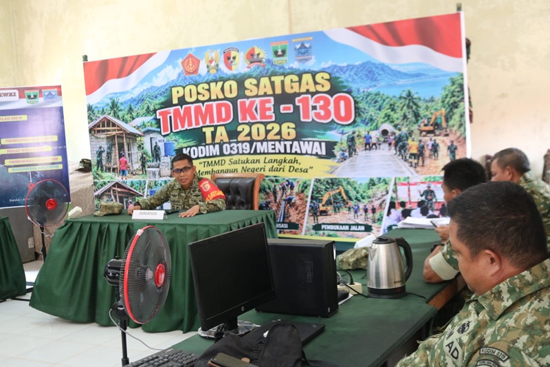 Dansatgas TMMD ke 130 Mentawai Letkol Inf.Bambang Budi Hartanto pimpin rapat evaluasi Kinerja TMMD ke 130 terkait Progres Capaian di Desa Bukit Pamewa