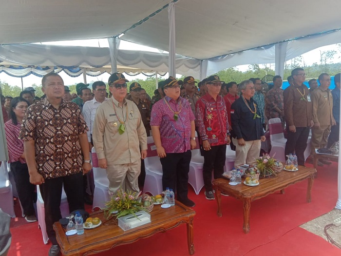 Pejabat PT PLN (Persero) Unit Induk Wilayah Sumbar bersama  Bappenas dan Pemerintah Daerah Kepulauan Mentawai meresmikan Pembangkit Listrik Tenaga Biomassa (PLTBm) di Pulau Siberut, Selasa (17/9/)