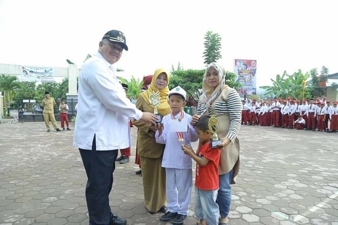 Wako Solok H. Zul Elfian selepas menjadi pembina upacara di SD N 13 Simpang Rumbio