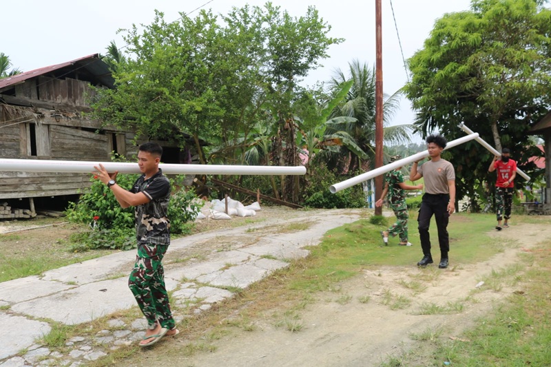 Bahu-membahu dalam giat TMMD ke 130 tahun 2026 dalam mengangkat pipa paralon TNI, Polri dan masyarakat dalam proses pengadaan air bersih untuk warga Sipora.