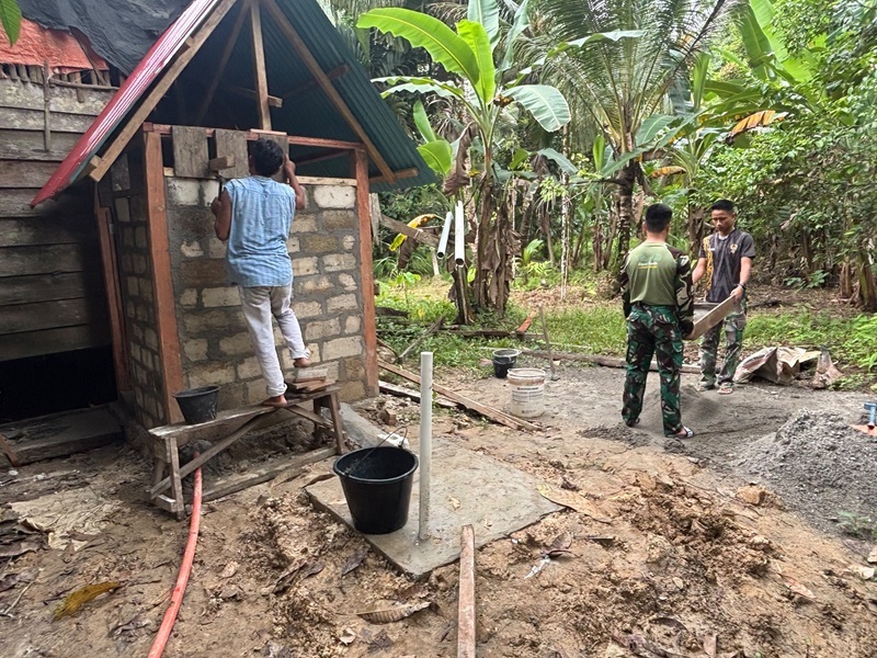 Tim Satgas TMMD ke 130 tahun 1026 bersama masyarakat mempinising bangunan MCK 3 warga di Goisoinan