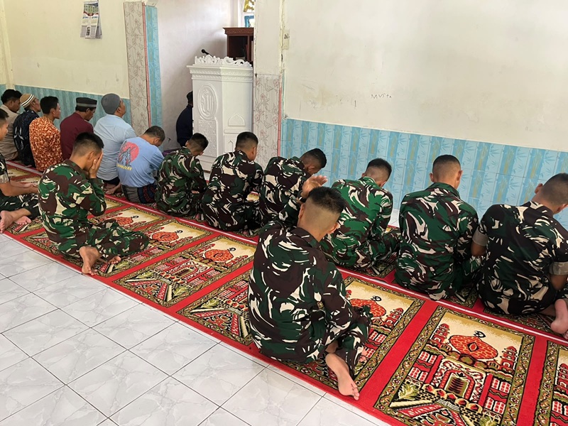 Satgas TMMD ke 130 Kep.Mentawai 2016 Bersama masyarakat di masjid Mujahiddin sipora laksanakan ibadah sholat jumat berjamaah