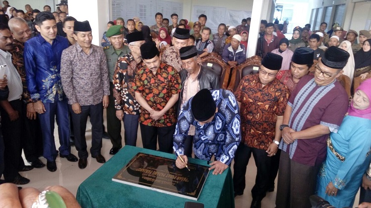Wali Kota  Hendri Arnis tandatangani prasasti  pasar Padang Panjang 
