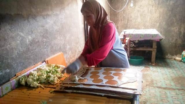 Herlina, Pemilik Usaha Kerupuk El Kamang saat melakukan produksi kerupuk Kamang di Kamang Hilia