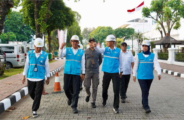 Direktur Utama PLN, Darmawan Prasodjo (ketiga dari kanan) didampingi Direktur Distribusi PLN, Arsyadany G. Akmalaputri (kanan), General Manager PLN UID Jakarta Raya, Moch. Andy Adchaminoerdin (kedua dari kiri), dan Kepala Bagian Bangunan Sekretariat Presi