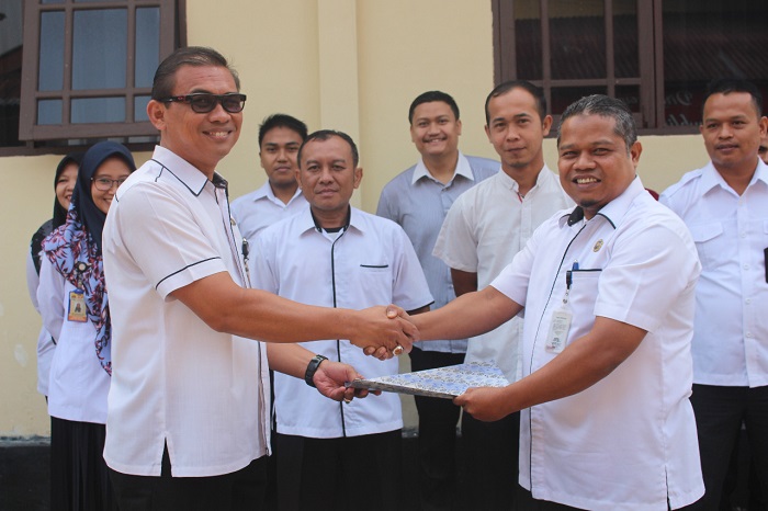 Kasubbag Hukum Sekretariat KPU Kabupaten Pasaman diserahkan dari Kasubbag Hukum yang lama, Yuliardi, SH kepada Plt Kasubbag Hukum Ahdi Fitra Nugraha, SH , Senin (19/8/2019)