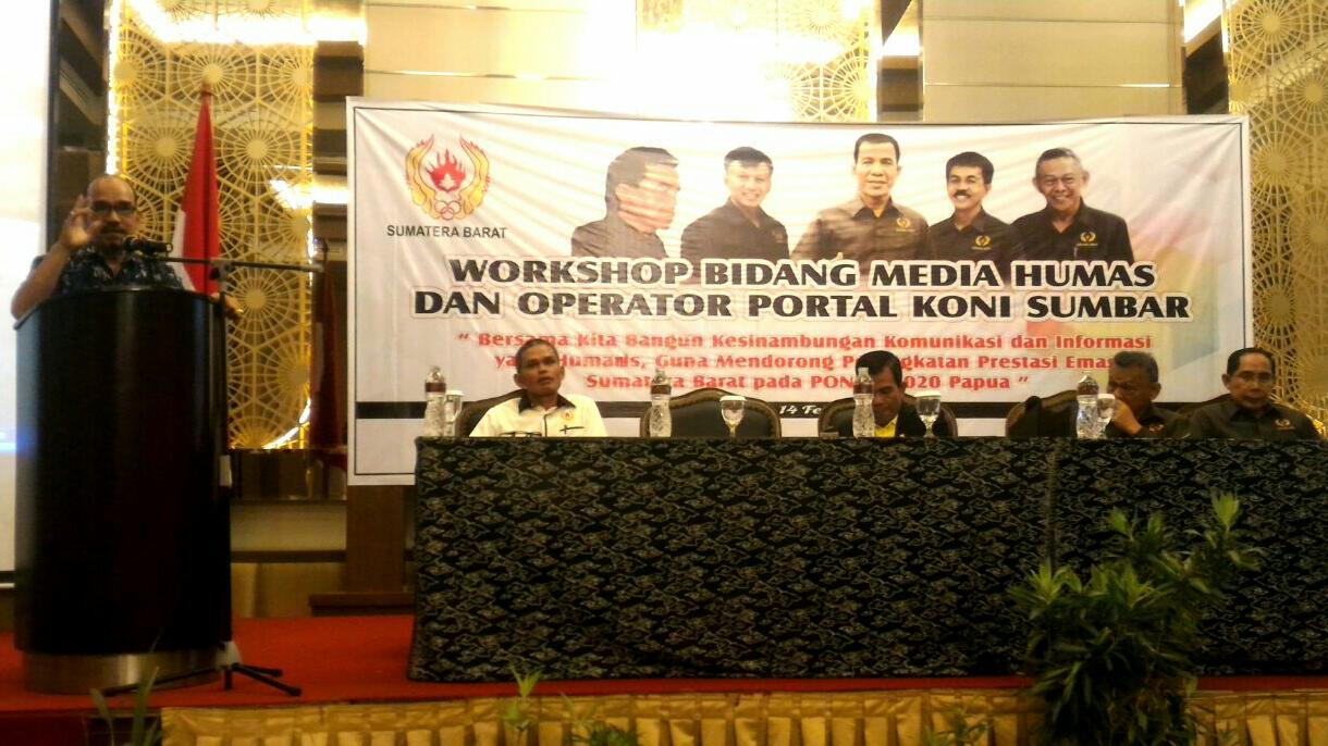 Ketua PWI Sumbar H.Heranof Firdaus saat membuka Workshop Bidang Media Humas