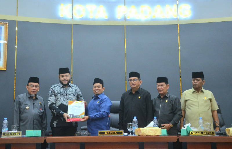 Ketua DPRD Padang Muharlion serahkan kesepakatan perubahan KUA-PPAS APBD TA 2025 kepada Walikota Fadly Amran.
