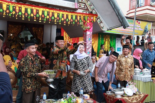 Bupati Solok H. Gusmal ikut melemparkan jeruk sebagaimana tradisi Basidakah Limau yang dilaksanakan warga Kinari