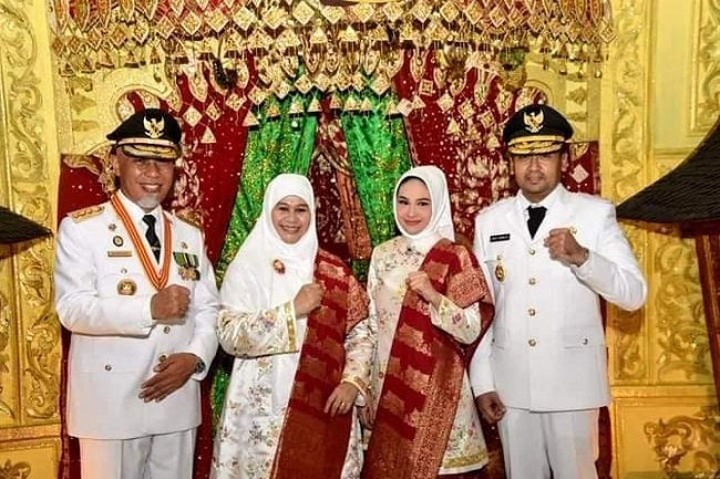 Gubernur dan Wakil Gubernur Sumatera Barat Mahyeldi dan Audy Joinaldi bersama istri