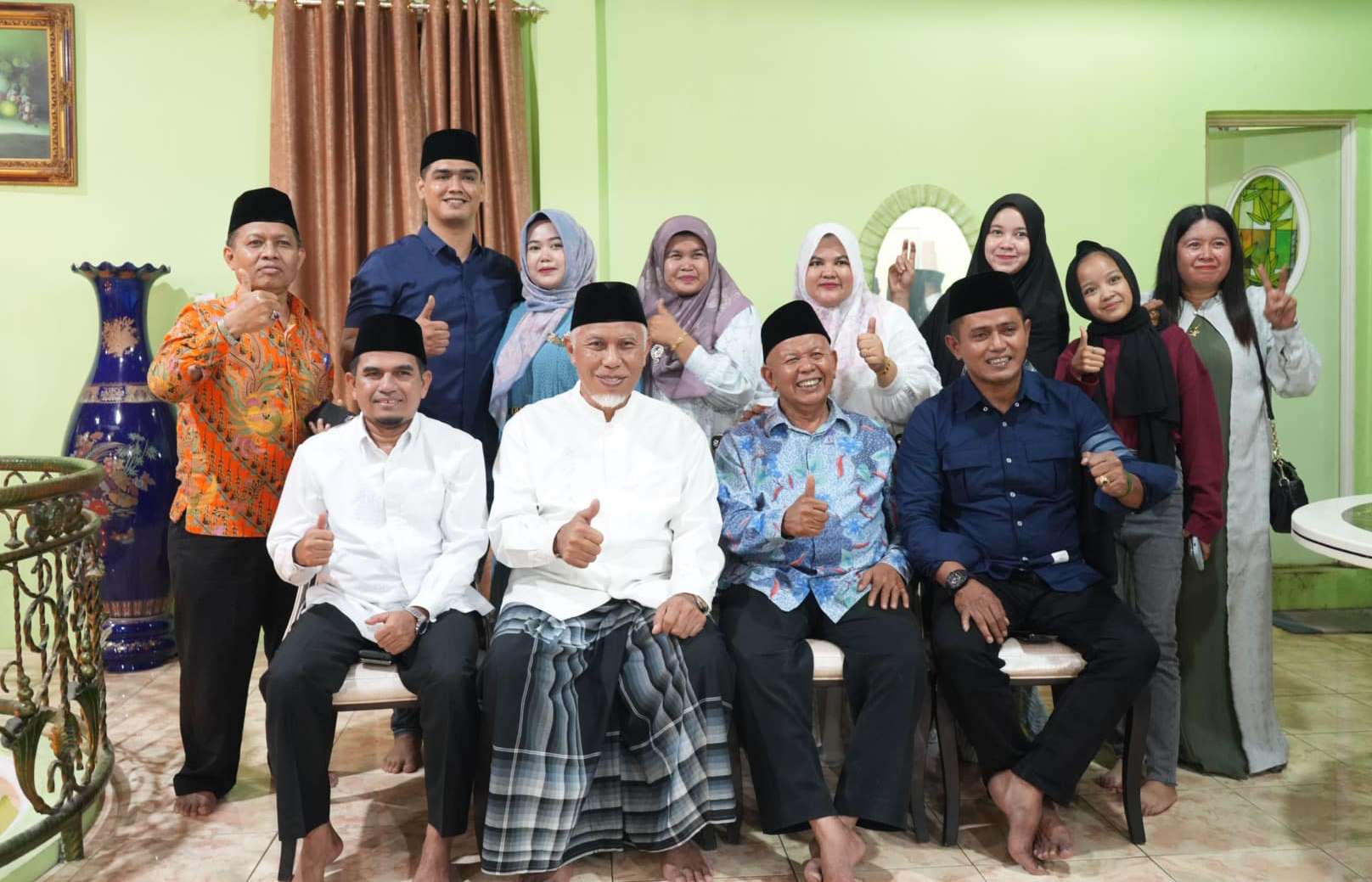 Gubernur Sumatera Barat Mahyeldi Ansharullah foto bersama jemaah masjid Al Ihsan di Nagari Salayo Tanang