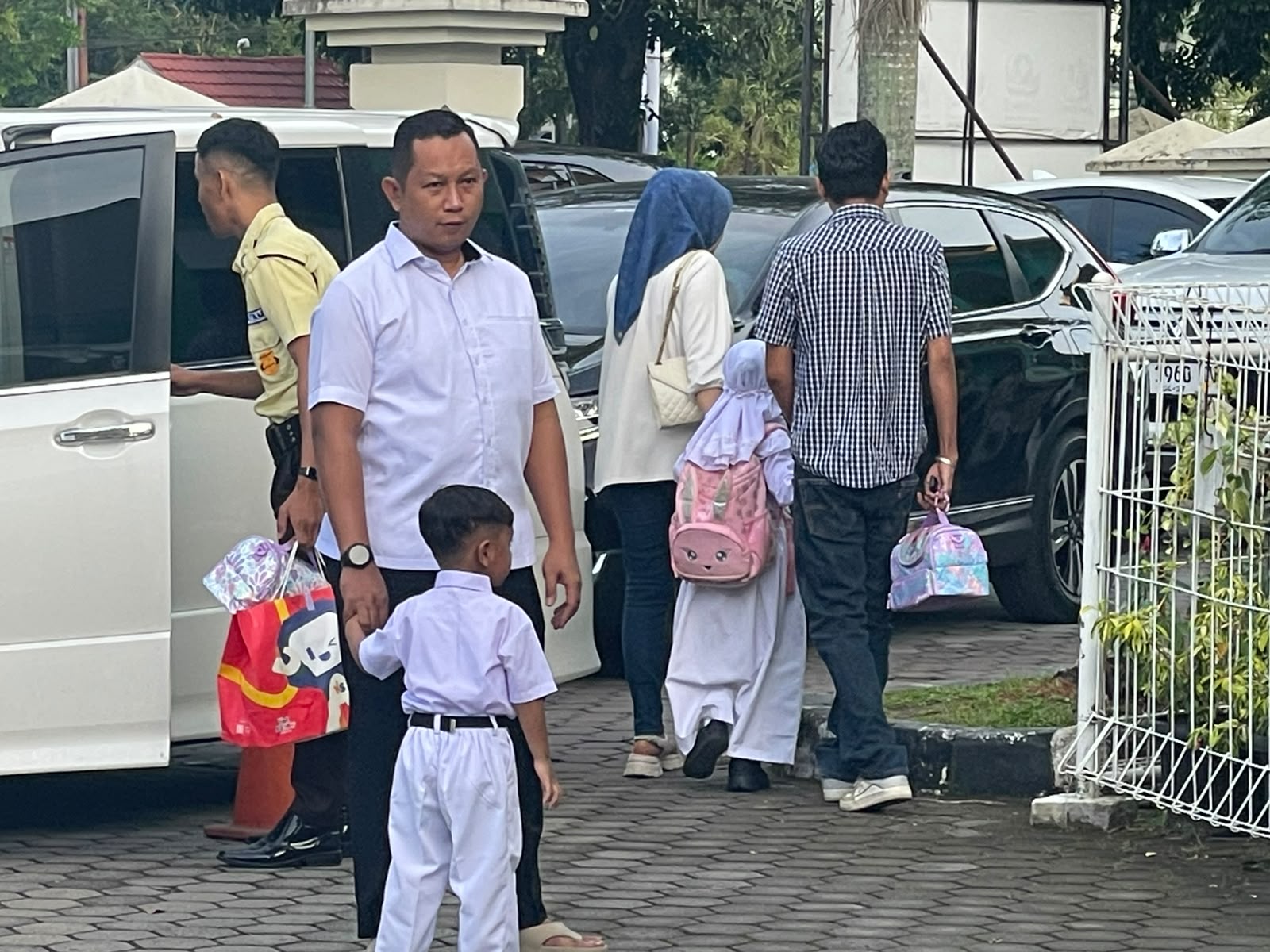 Meriah suasana sekolah menyaksikan para Bapak ikut mengantar anak sekolah di hari pertama sekolah. Foto Adpsb. 