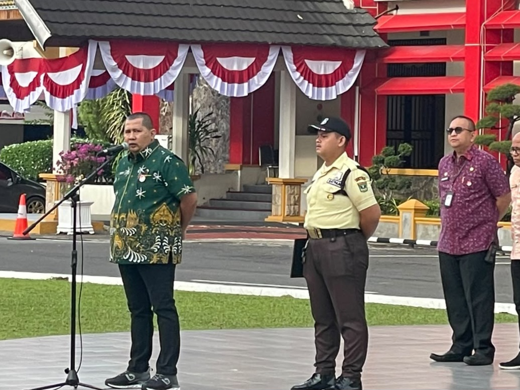 Asisten Administrasi Umum Setda Provinsi Sumbar, Medi Iswandi (depan) saat memimpin upacara di lingkungan ASN Setda Sumbar. Foto Adpsb. 