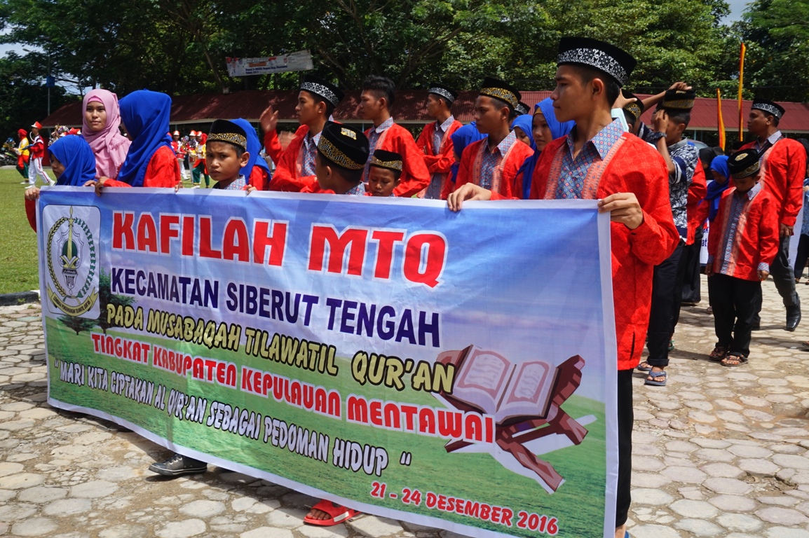 Salah satu kontingen kafilah dari kecamatan Siberut Tengah mengikuti defile pada MTQ ke 6 Tingkat Kabupaten Mentawai pada Desember 2016 lalu