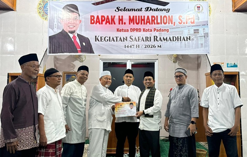 Ketua DPRD Padang Muharlion serahkan bantuan saat safari Ramadhan di Masjid Darussalam, Batang Kabung Ganting.