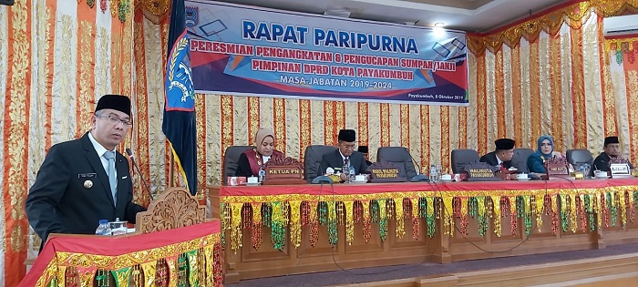 Wali Kota Riza Falepi saat menghadiri pelantikan pimpinan DPRD Kota Payakumbuh 