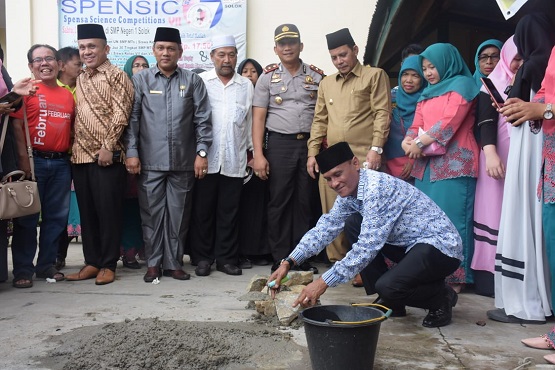 Pelaksana harian yayasan Rusdi Saleh melakukan peletakan batu pertama pembangunan mesjid Darianis Yatim di komplek SMPN 1 Kota Solokdisaksikan Wawako Solok Reinier, Forkompinda dan tokoh masyarakat Kota Solok, Selasa (12/2)
