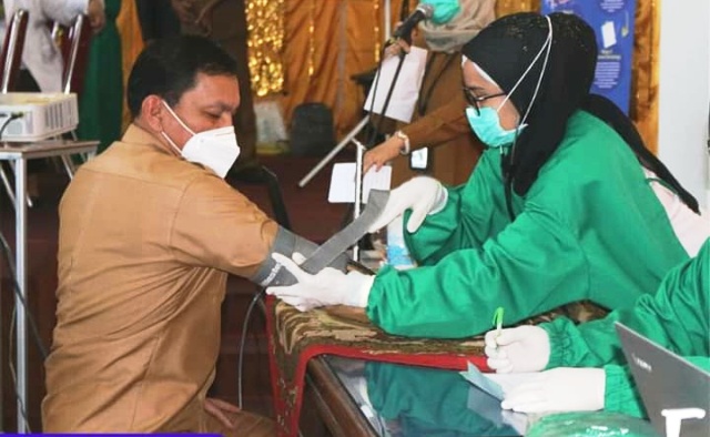 Sekretaris Daerah Kabupaten Pasaman Barat jadi orang pertama disuntik Vaksin.