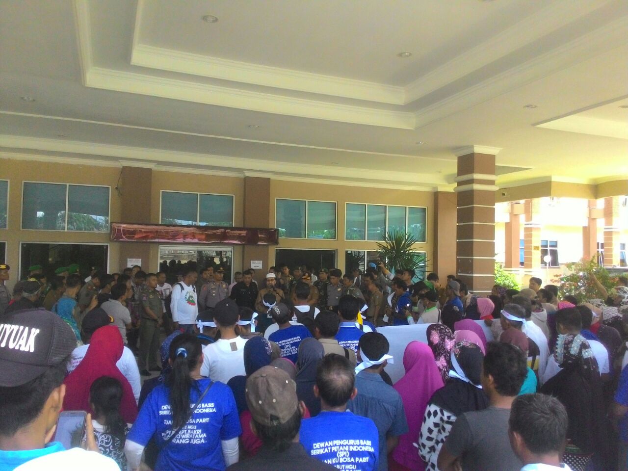 Ratusan masyarakat  lakukan aksi damai di depan kantor Bupati Pasaman Barat, Selasa (17/4/2018).