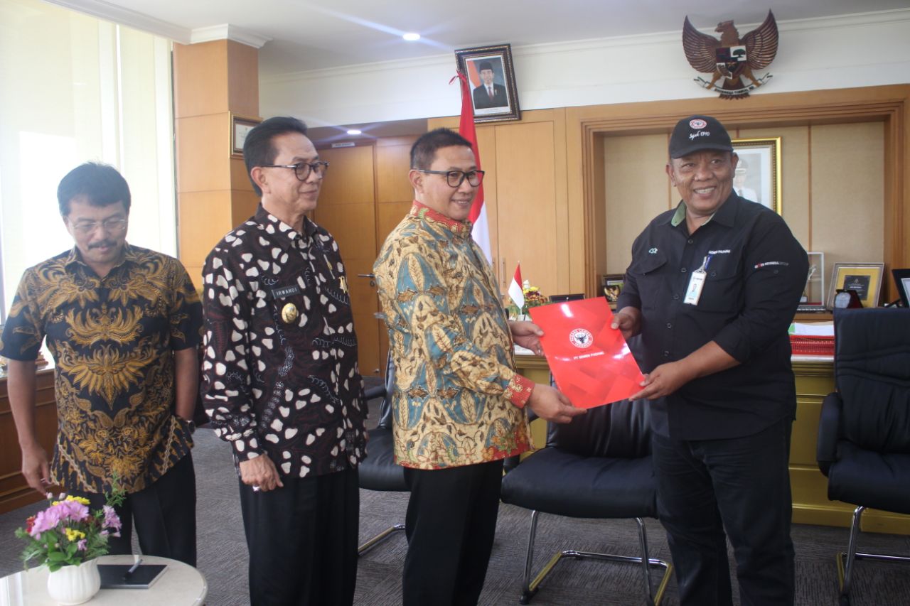 Staf CSR Semen Padang Darmansyah menyerahkan seera simbplis bantuan uang inai Rp500 juta untuk biaya pembangunan 44 kios penampungan pedagang Pasar Ateh kepada Walikota Bukittinggi Ramlan Nurmatias
