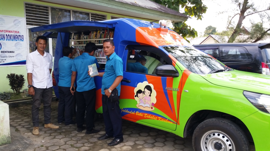 Beberapa pegawai Dinas Kominfo Mentawai nampak antusias memilih buku-buku yang dibawa mobil perpustakaan keliling yang menyambangi kantor Kominfo